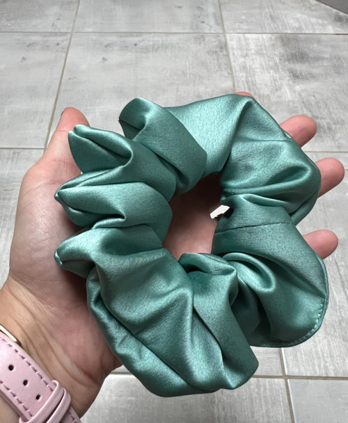 Saténová scrunchie široká