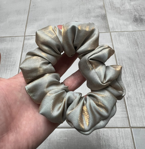 Saténová scrunchie široká