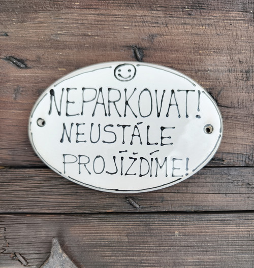 Cedulka na vrata s varováním NEPARKOVAT
