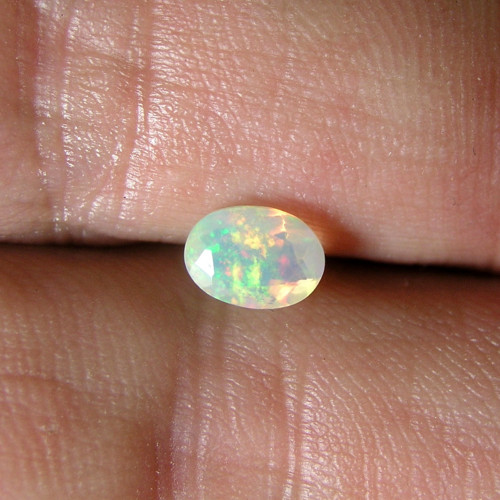 Broušený, přírodní Opál, 0,57 ct., 7,0x5,1x3,6 mm