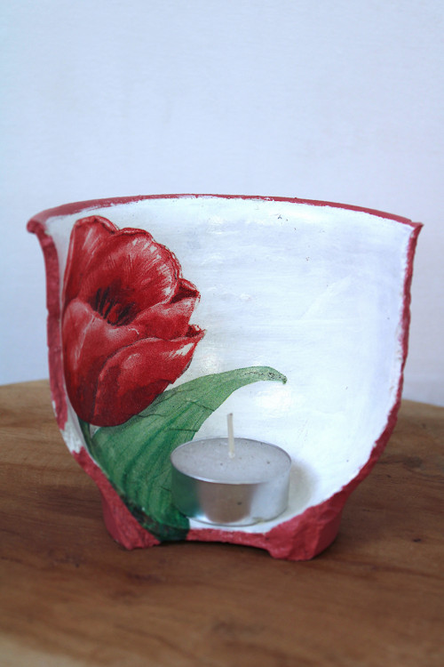 Svícen z květináče s tulipánem
