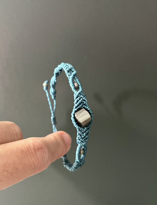 Tealový macramé náramek se stříbrným obsidiánem