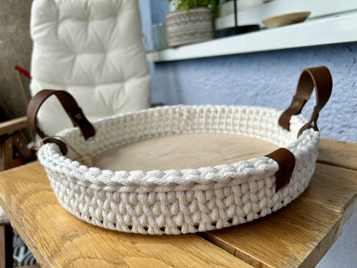 Ručně háčkovaný podnos s koženými uchy – 30 cm