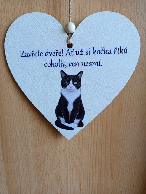 Kočičí cedulka „Zavřete dveře!“