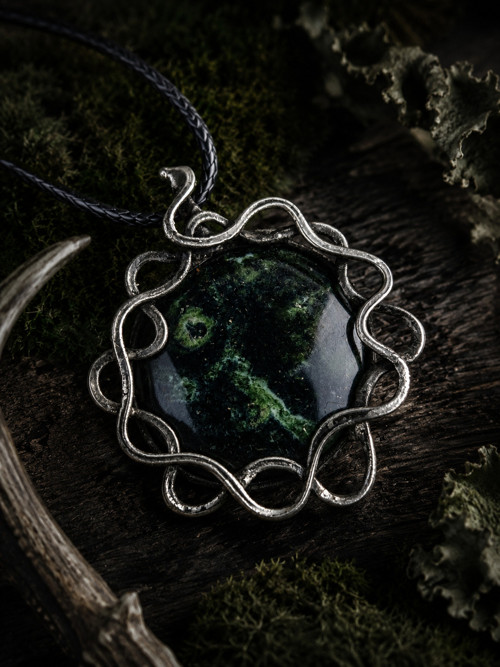 Lesní oko - cínovaný zelený jaspis amulet přívěsek