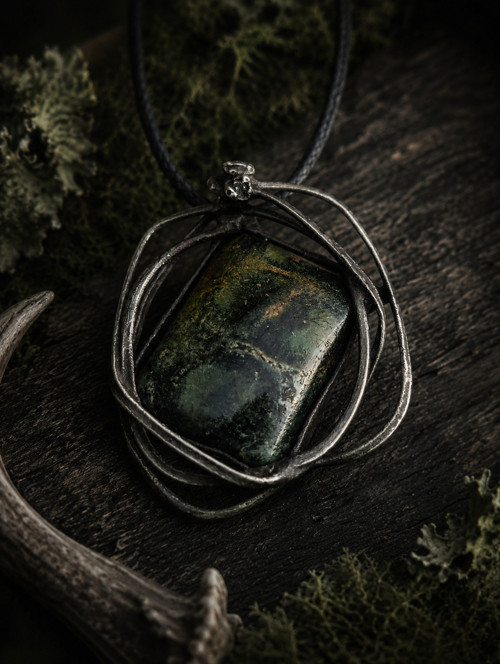 Fantasy witchy přívěsek ze zeleného jaspisu Nature