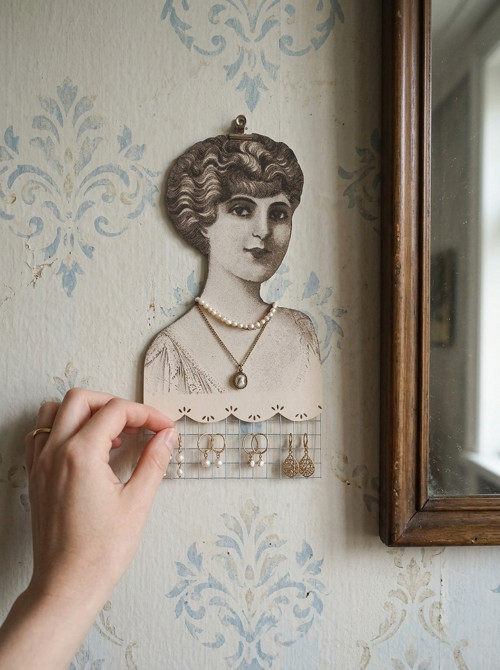 Madam - věšáček na šperky