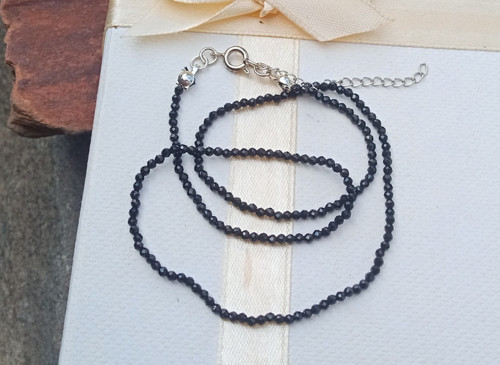 Jemný třpytivý náhrdelník – černý spinel 2mm