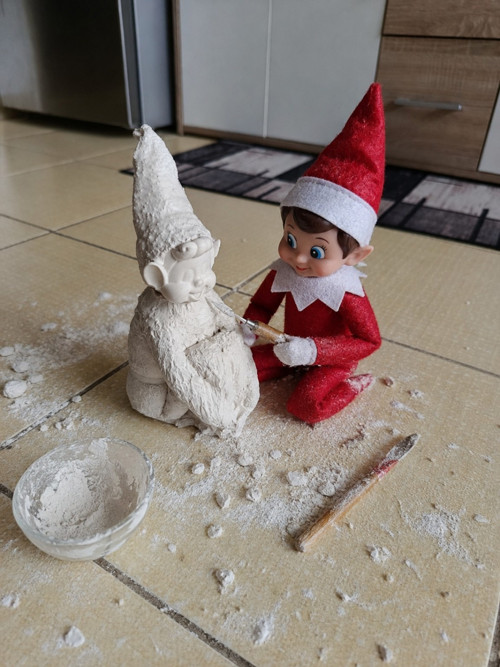Sádrový elf on the smelf