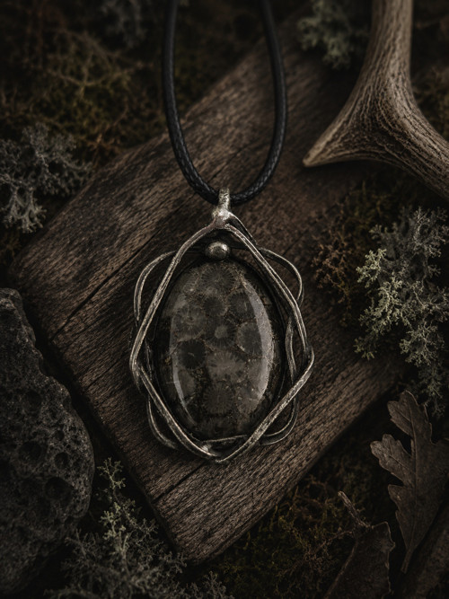 Cínovaný šperk fosilní korál talisman Geralt