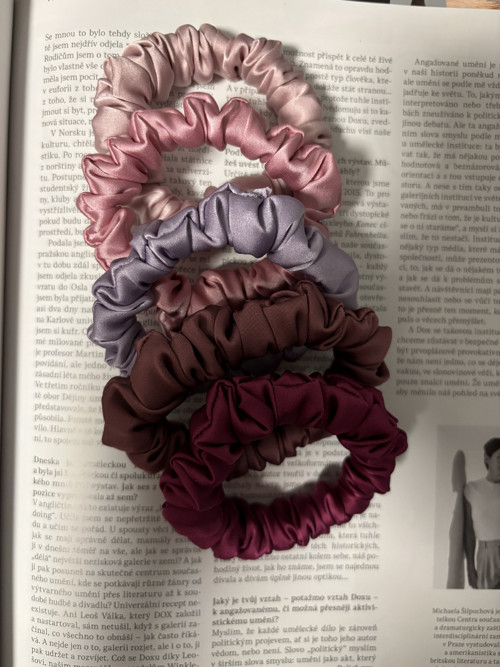 Hedvábné skinny scrunchies – pastelová elegance