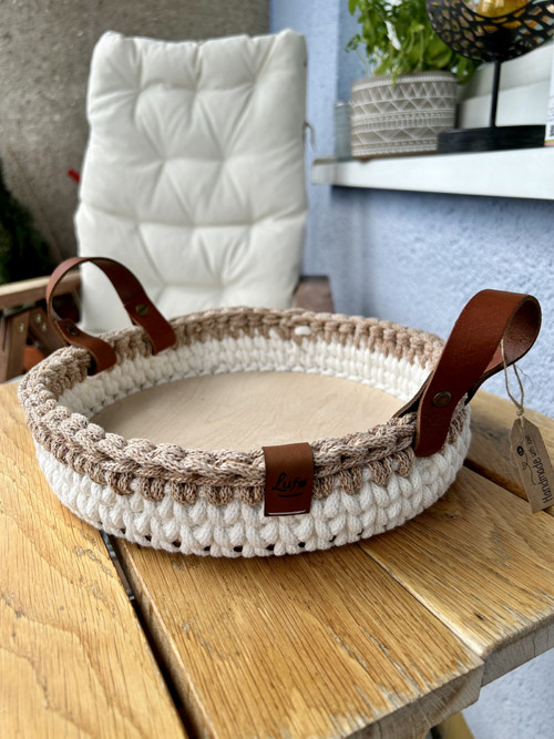 Ručně háčkovaný podnos s koženými uchy – 25 cm