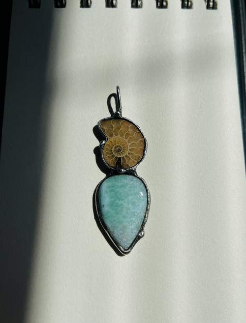 Larimar a amonit