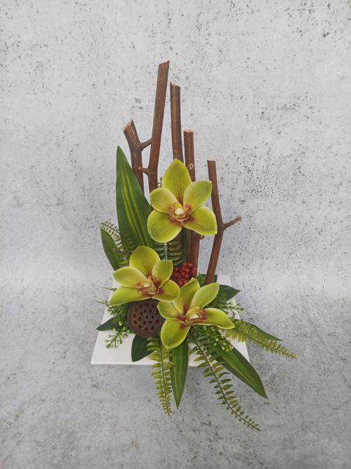 Ikebana s orchidejemi do zelena