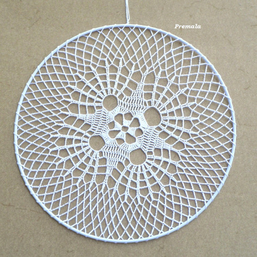 Závěsná dekorace č.72 bílá průměr 22 cm