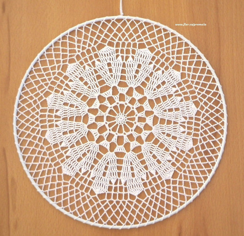 Závěsná dekorace č.73 bílá průměr 22 cm