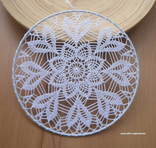 Závěsná dekorace č.46 bílá průměr 25 cm