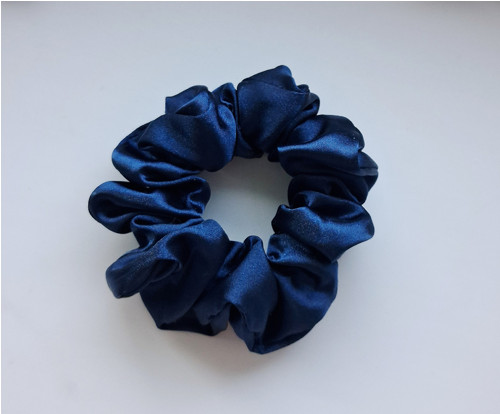 Modrá saténová gumička scrunchie