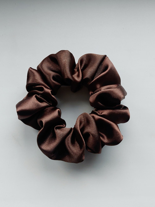 Hnědá saténová gumička scrunchie