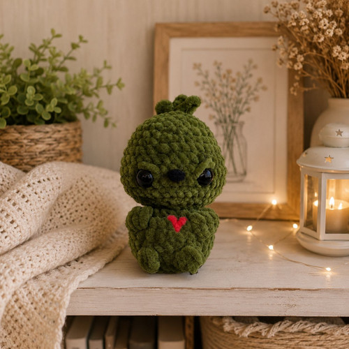 Háčkovaný skřítek Grinch se srdíčkem – 12 cm