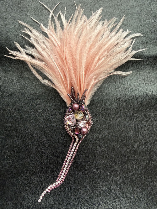 Elegantní brož s peřím – Pudrově růžová