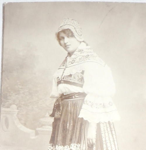 ČB starožitná FOTOGRAFIE, dívka v kroji