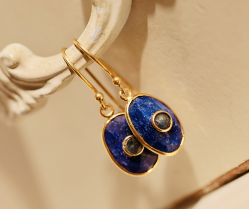 Noční obloha ukrytá ve zlatě.