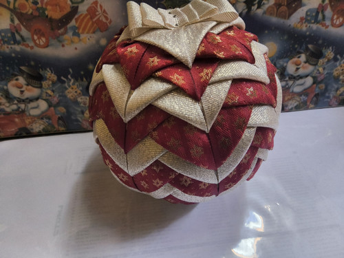 Ručně zdobená vánoční koule - zlato / červená