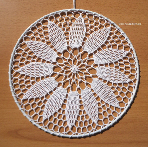 Závěsná dekorace č.100 bílá průměr 18 cm