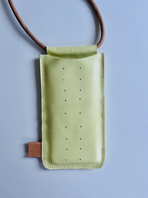 Kožené pouzdro crossbody na mobil žluté
