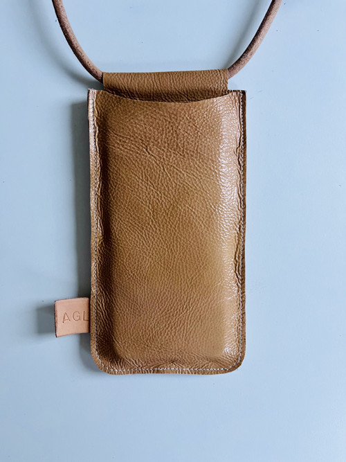Kožené pouzdro crossbody na mobil meruňkové lesklé