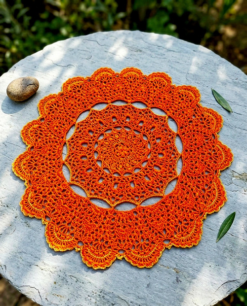 Rezavá dečka se zlatými lemy, průměr 48cm.