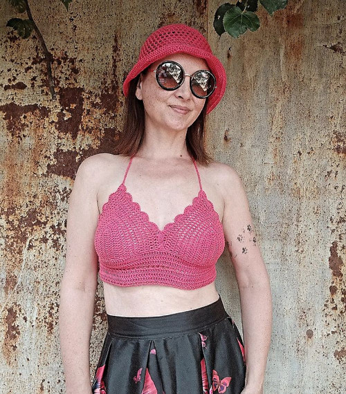 Háčkovaný letní crop-top korálový
