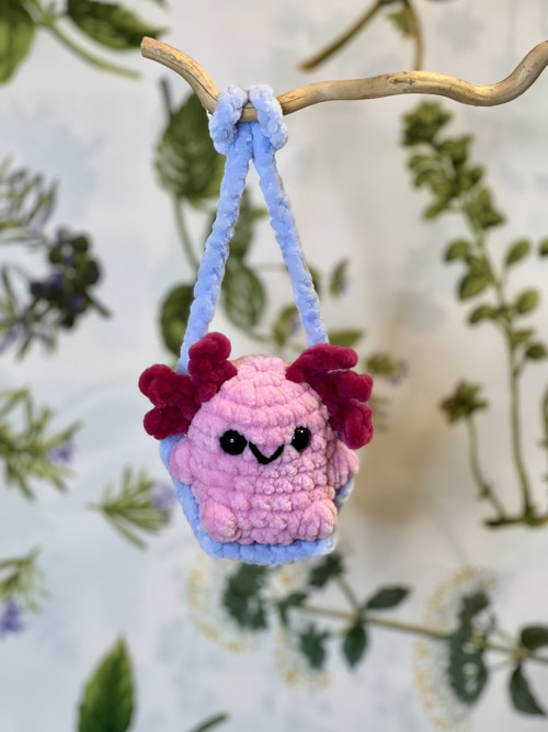 Háčkovaný axolotl na houpačce