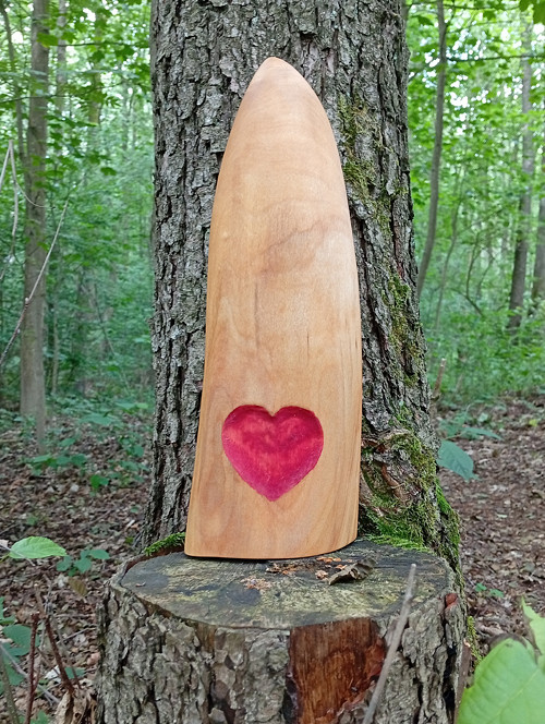 Dřevěný menhir s vyřezávaným srdcem z břízy