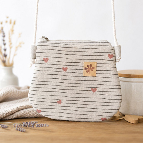 Malá crossbody kabelka se srdíčky