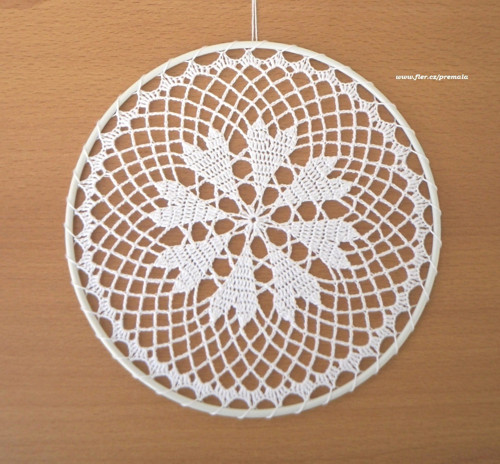 Závěsná dekorace č.109 bílá průměr 15 cm