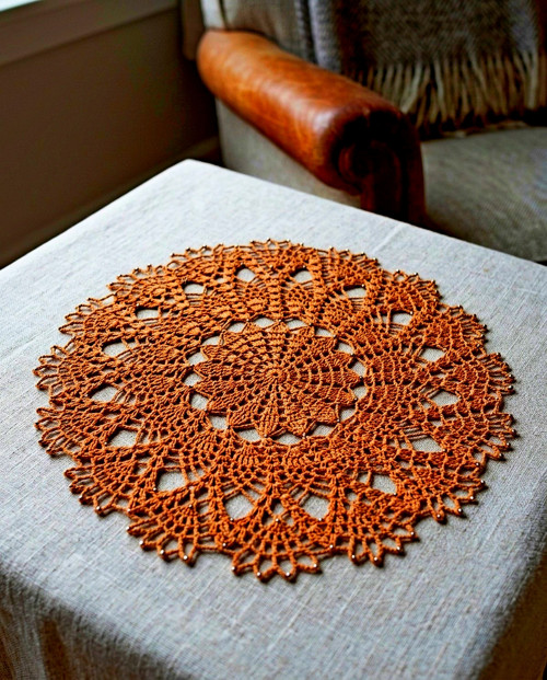 Světle hnědá krajková dečka, průměr 24cm. — foto 1