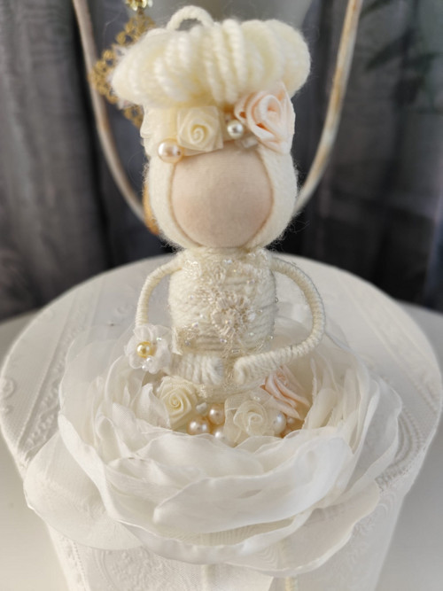 Nikaska Flower Doll White – Ručně vyrobená panenka