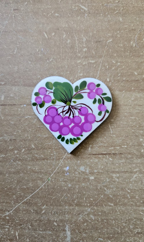 Ručně malovaný magnet na lednici.