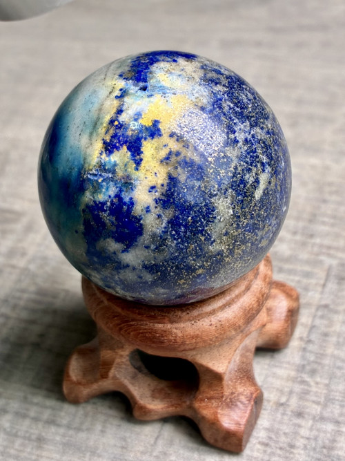 LAPIS LAZULI + pyrit- přírodní leštěná koule 68 g.
