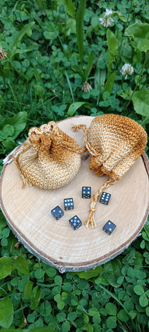 Háčkovaný mini měšec s hracími kostkami