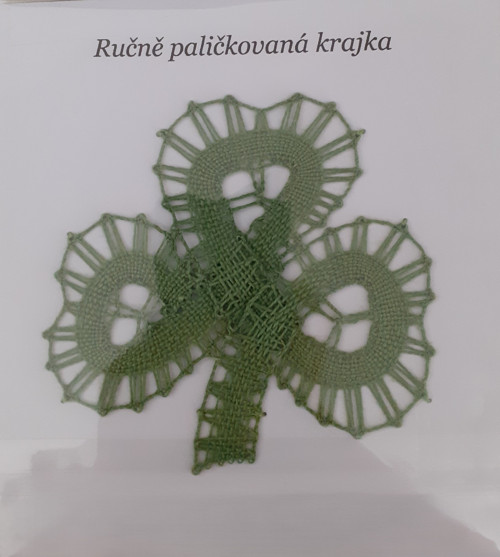 Ručně paličkovaný třílístek - světle zelený