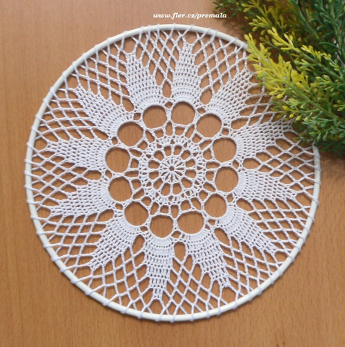 Závěsná dekorace č.122 bílá průměr 15 cm