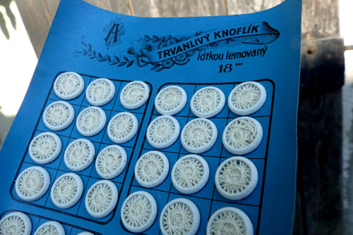 Starožitné nitěné knoflíky na původní kartě