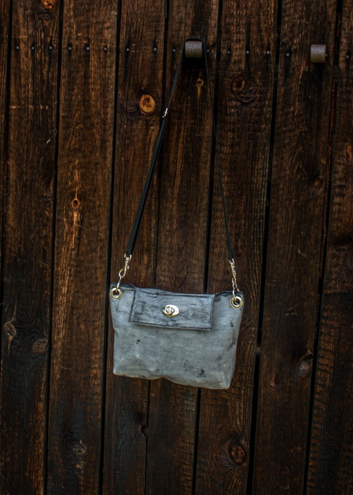 Kožená kabelka crossbody šedá malá