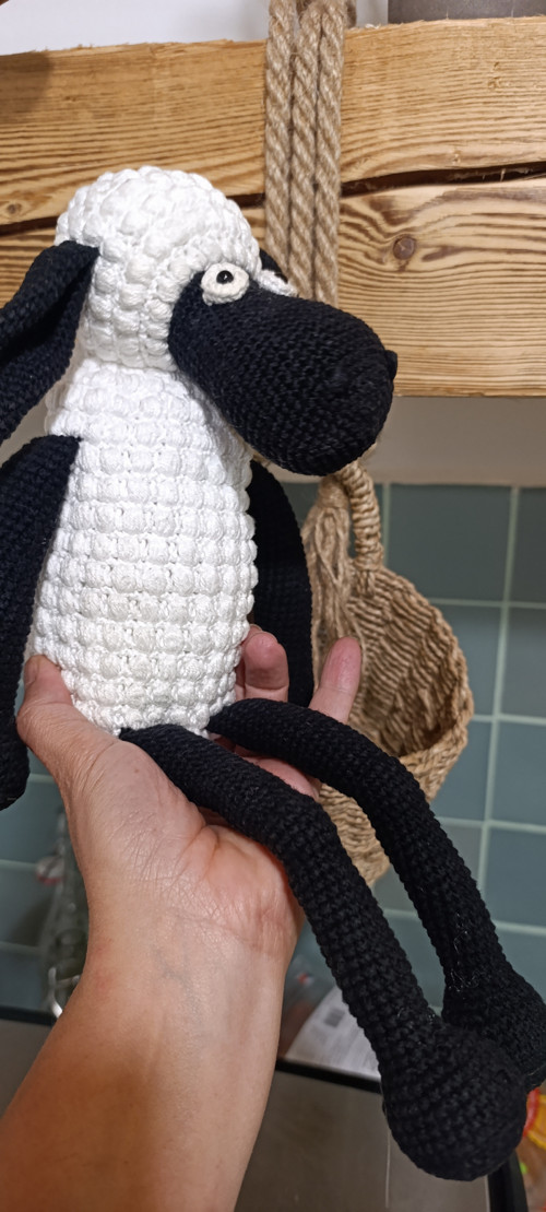 Háčkovaná ovečka černobílá 38cm