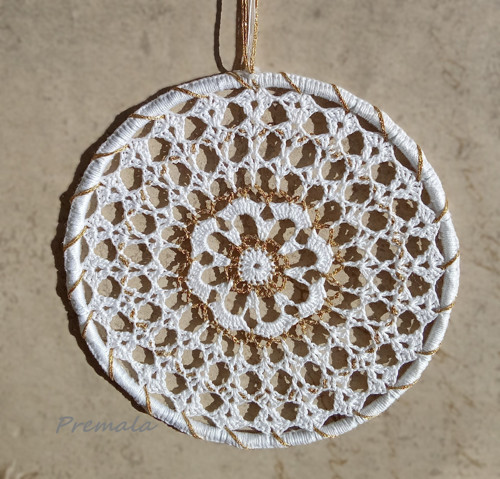 Závěsná dekorace č.123 bílozlatá průměr 12 cm