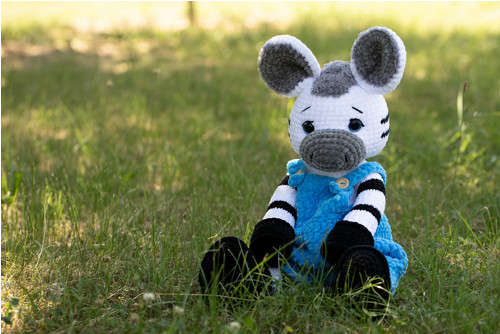 Velká ručně háčkovaná zebra v lacláčích