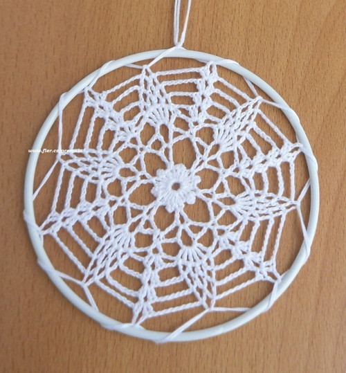 Závěsná dekorace č.195 bílá průměr 10 cm